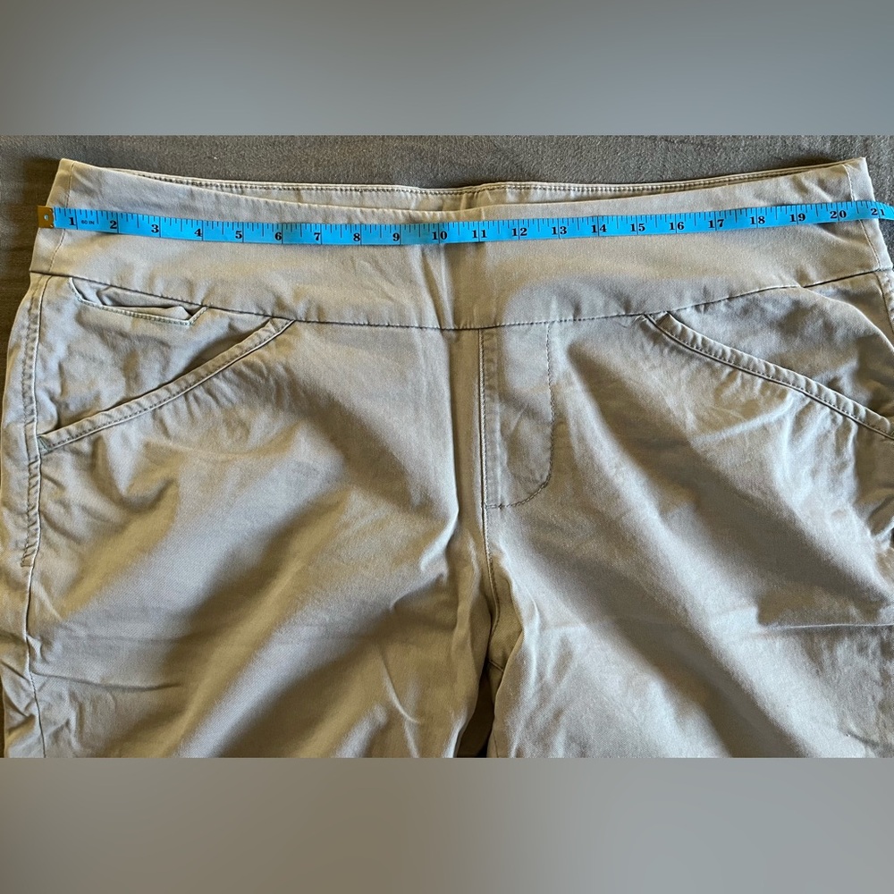 Light gray Jag Jeans women’s classic fit cotton blend pull-on shorts EUC 18W - Picture 5 of 11